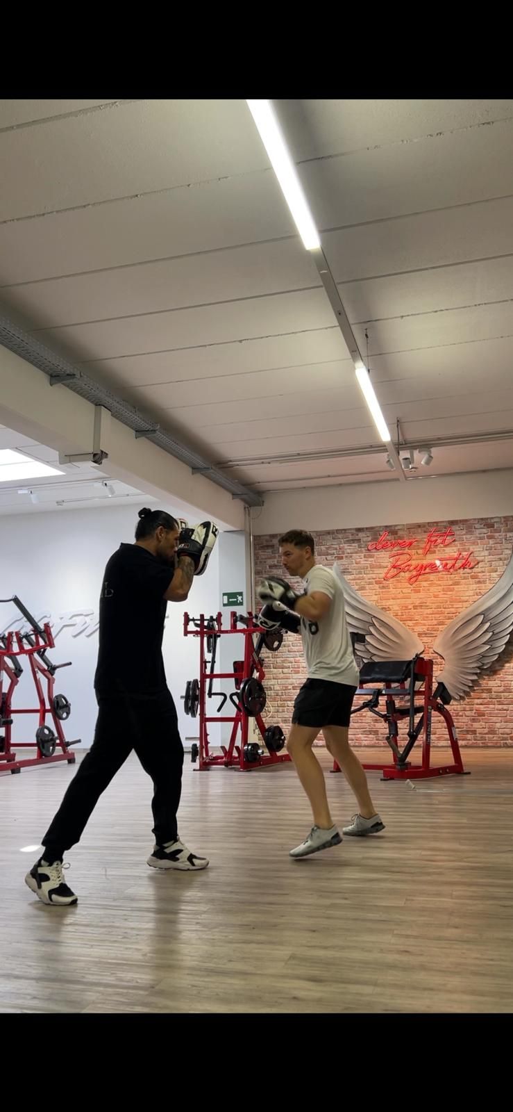 Boxtraining mit einem Klienten im Studio